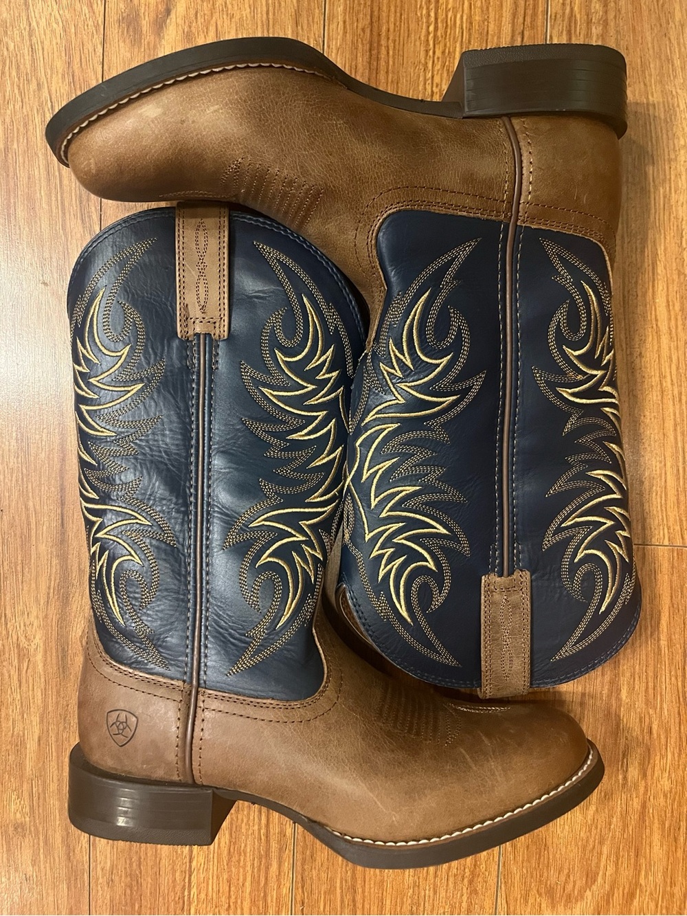 Ariat Brown Heritage Round Toe Men’s Boots With Navy Tops. Size 7D. NWOT.